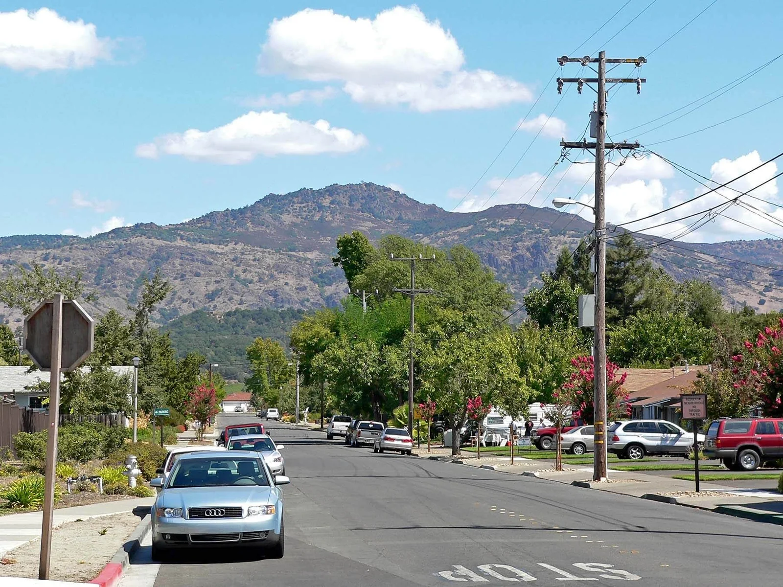 A residential street in Yountville with the hills behind